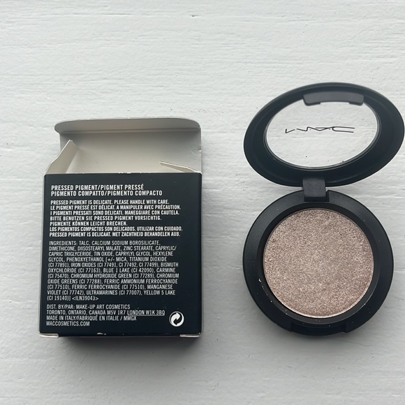 MAC Cosmetics - Pressed Pigment - beautiful metallic eye shadow - Blonde Streak - Picture 3 of 3